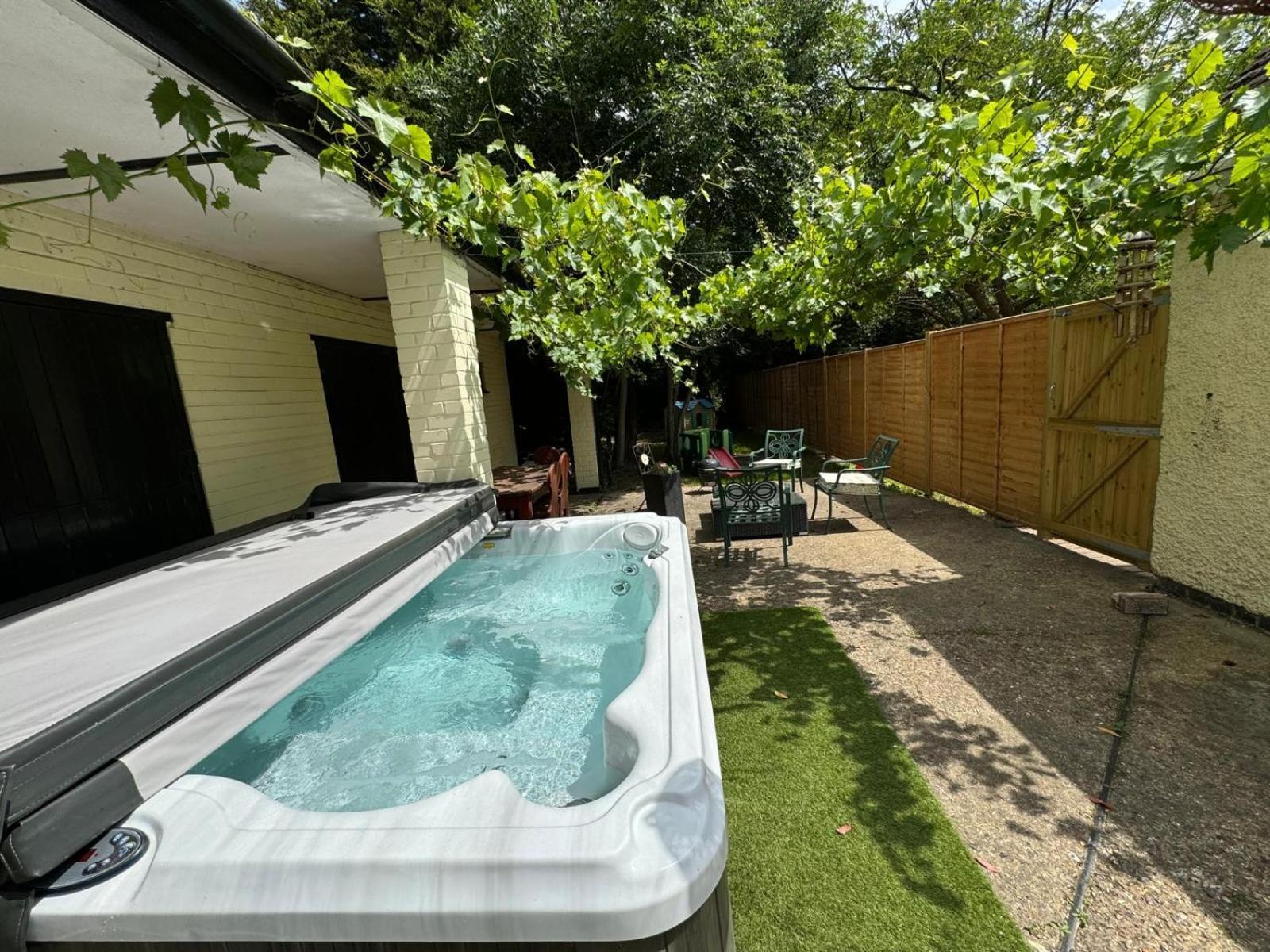 Rural Lodge Stay In Windsor! Hot Tub! Sleeps 20 ブレー エクステリア 写真