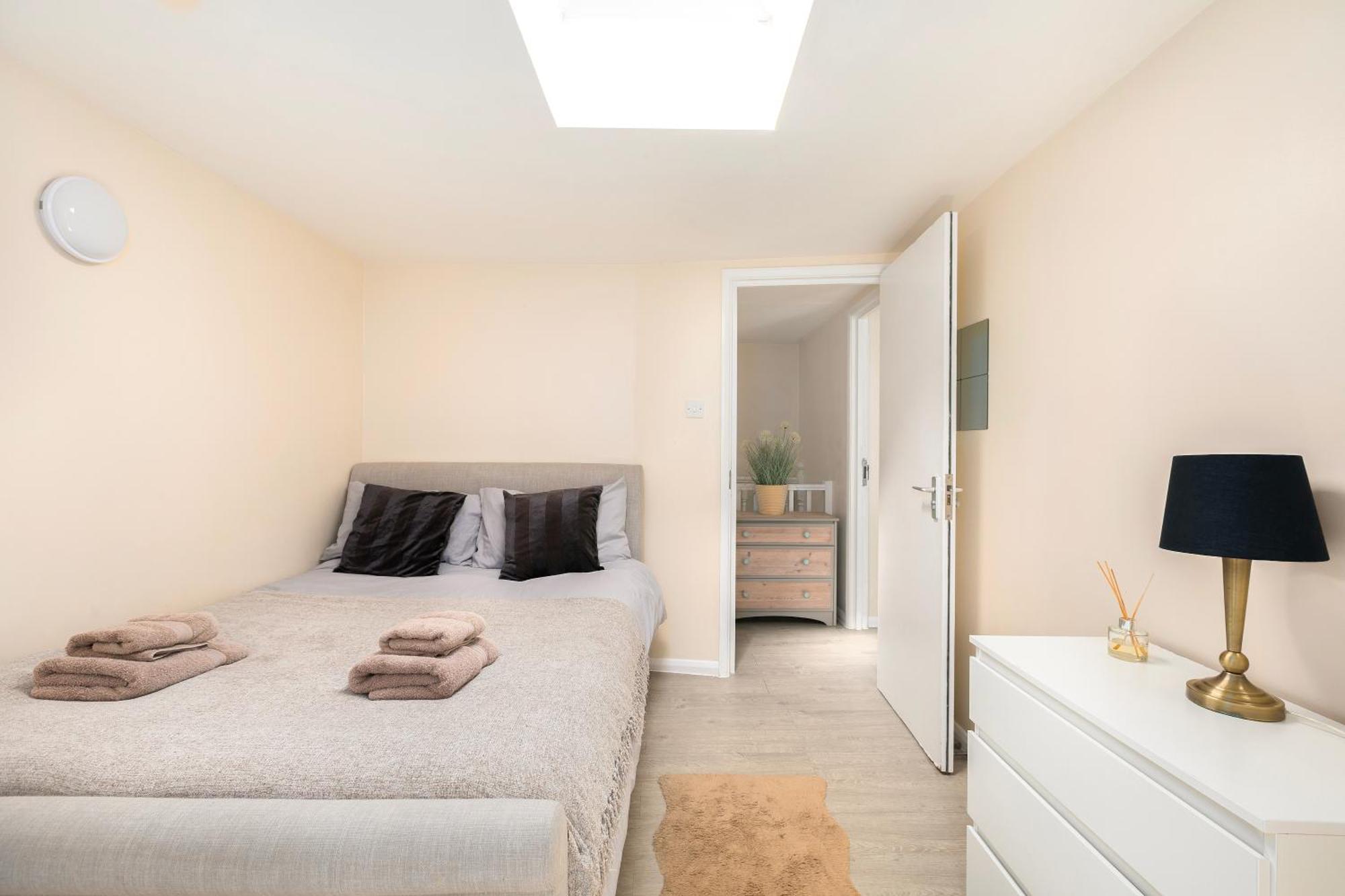 Rural Lodge Stay In Windsor! Hot Tub! Sleeps 20 ブレー エクステリア 写真