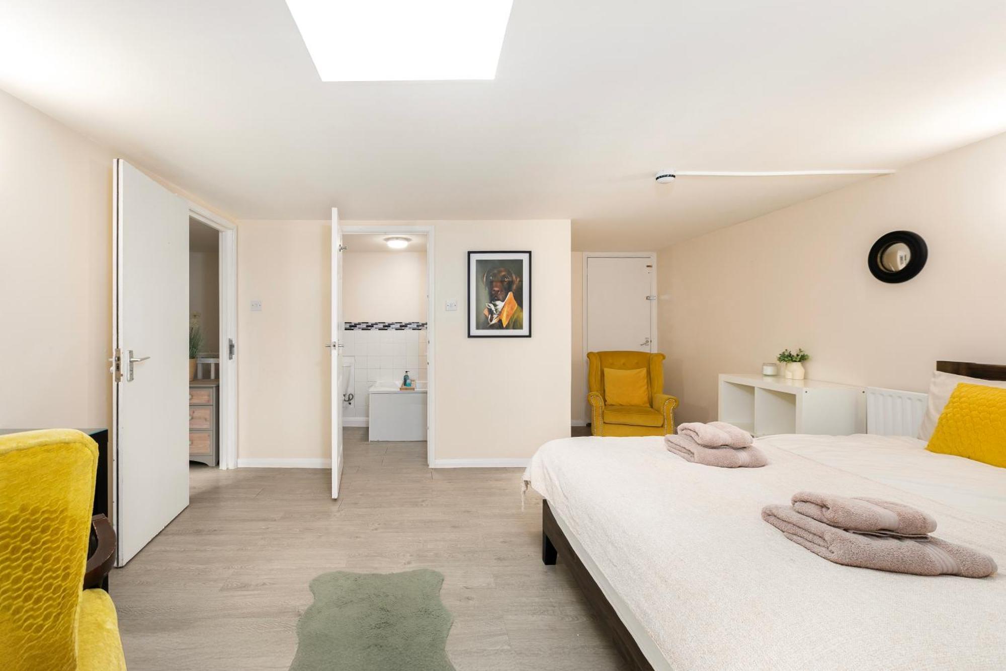 Rural Lodge Stay In Windsor! Hot Tub! Sleeps 20 ブレー エクステリア 写真