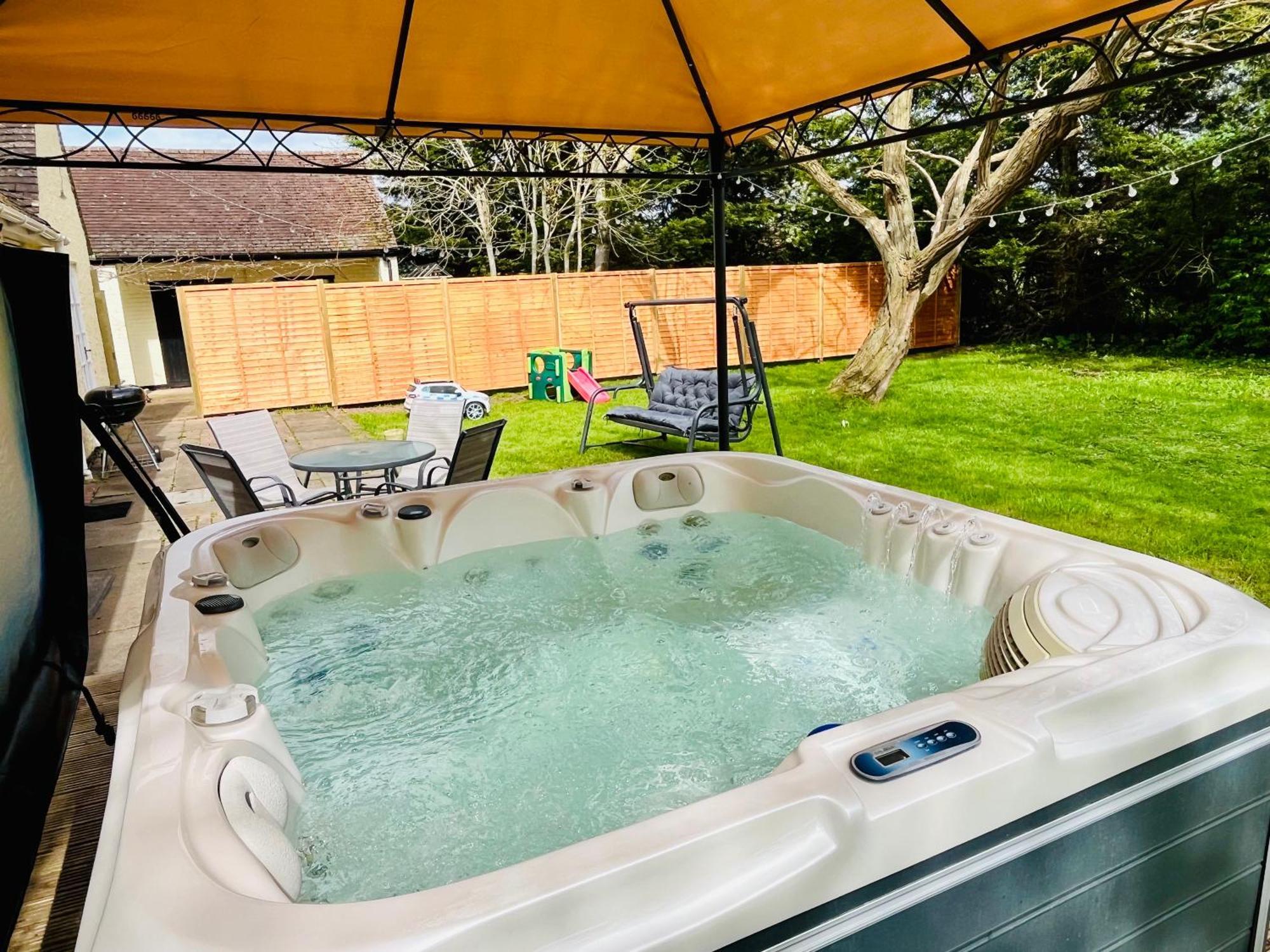 Rural Lodge Stay In Windsor! Hot Tub! Sleeps 20 ブレー エクステリア 写真