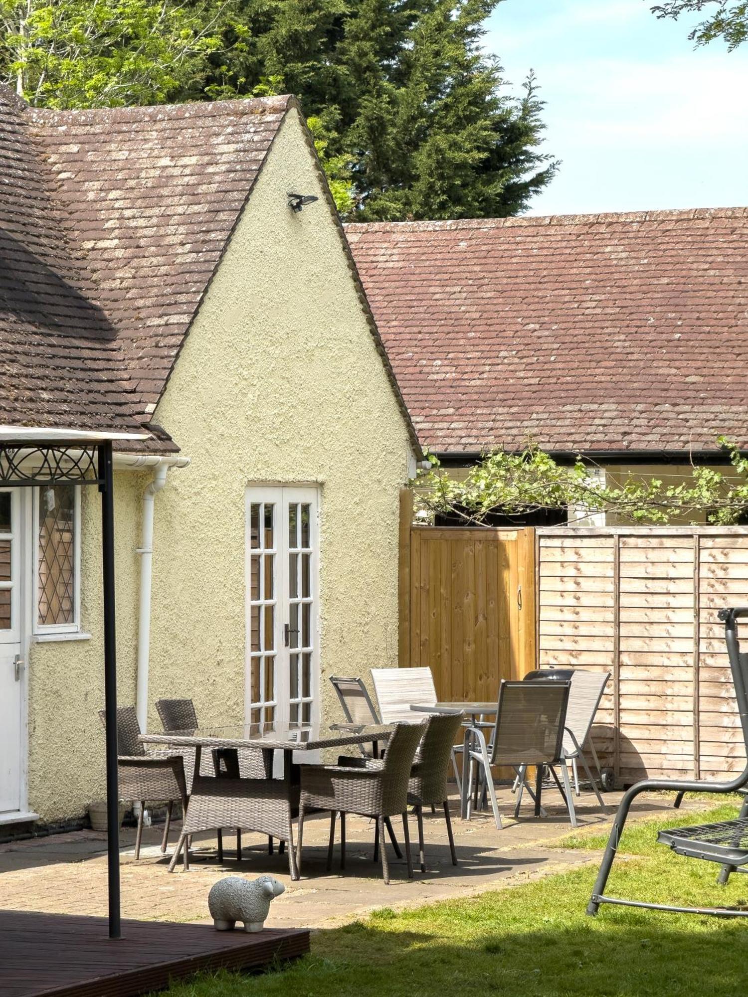 Rural Lodge Stay In Windsor! Hot Tub! Sleeps 20 ブレー エクステリア 写真