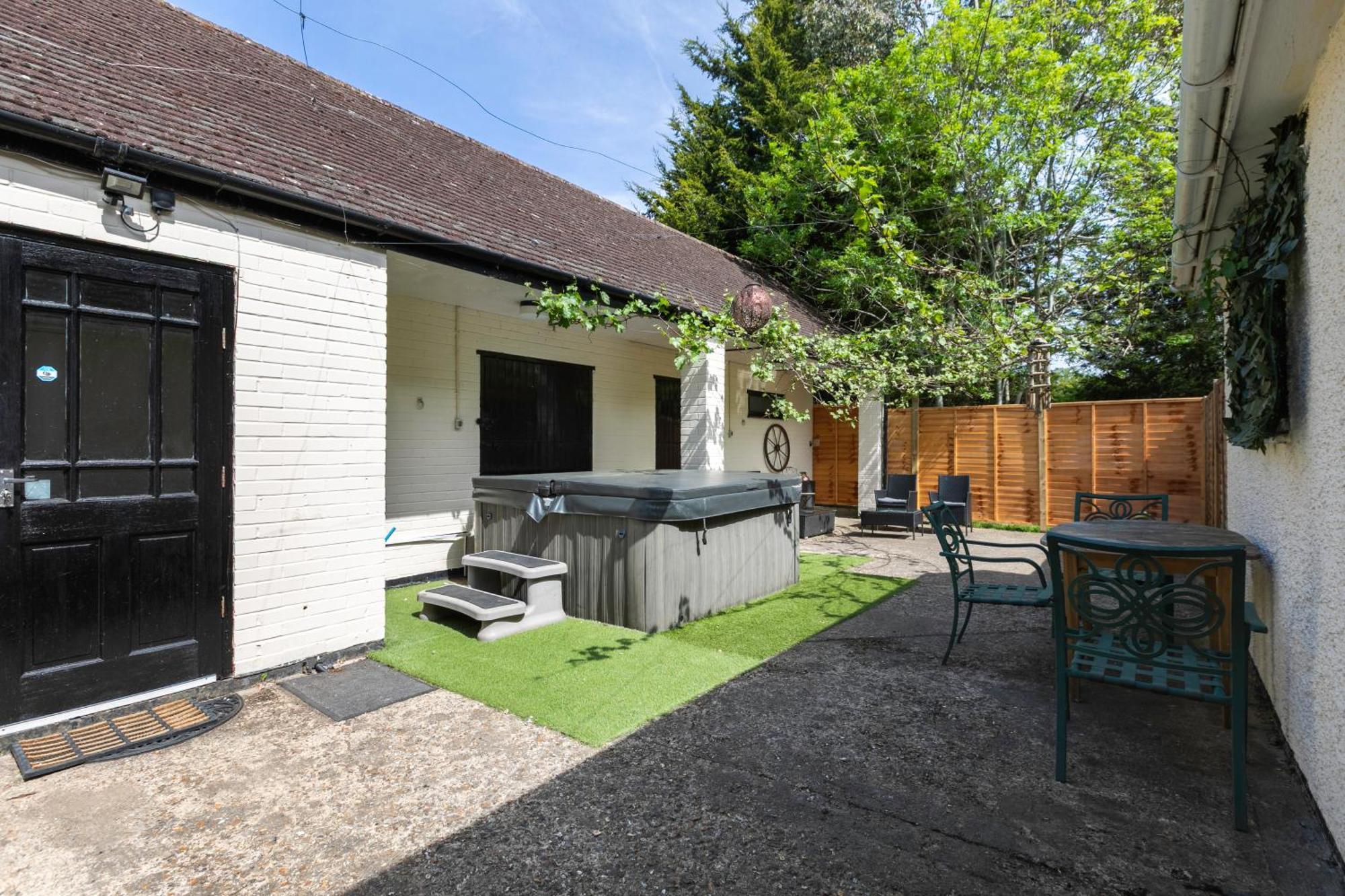 Rural Lodge Stay In Windsor! Hot Tub! Sleeps 20 ブレー エクステリア 写真