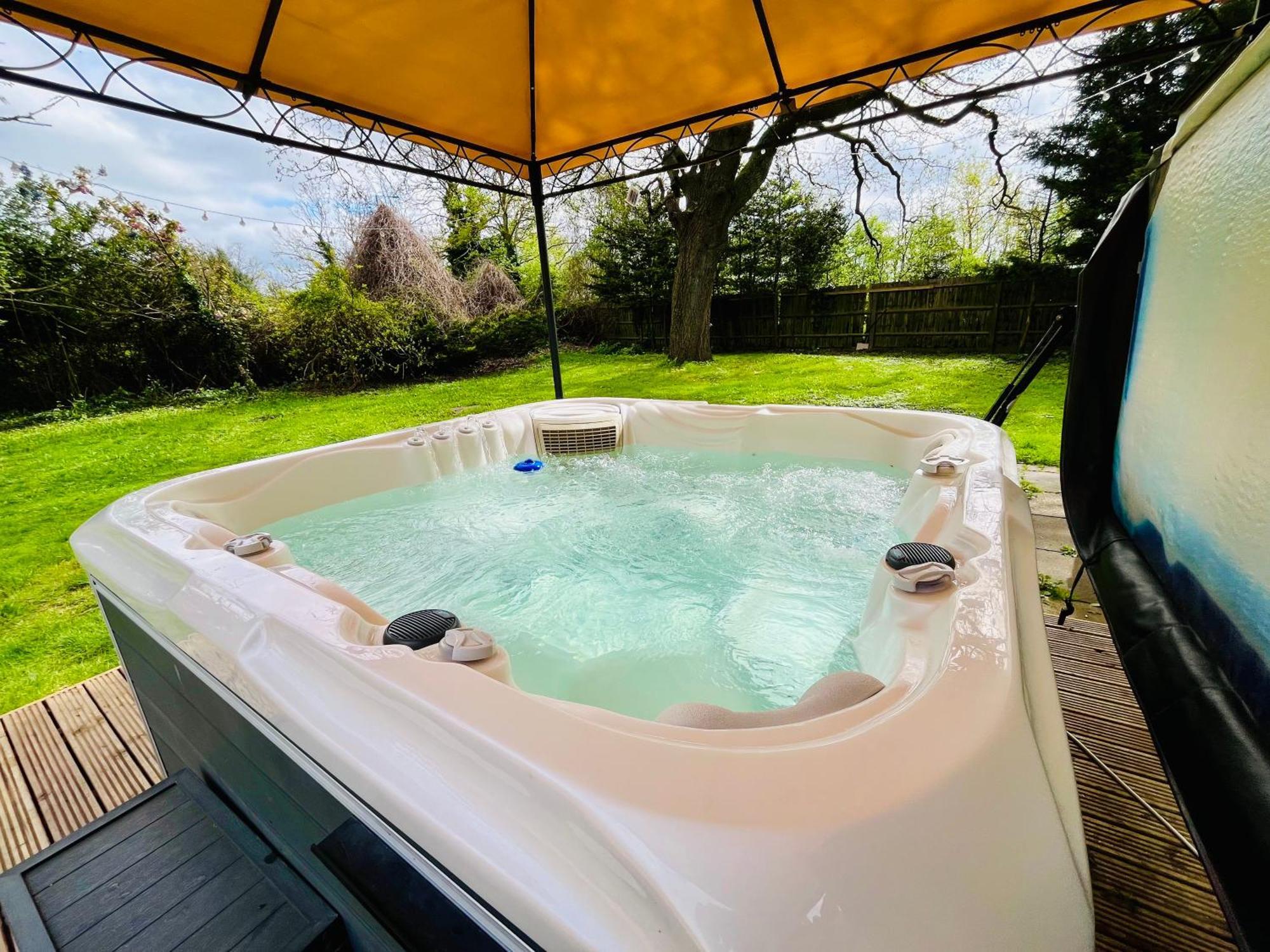 Rural Lodge Stay In Windsor! Hot Tub! Sleeps 20 ブレー エクステリア 写真