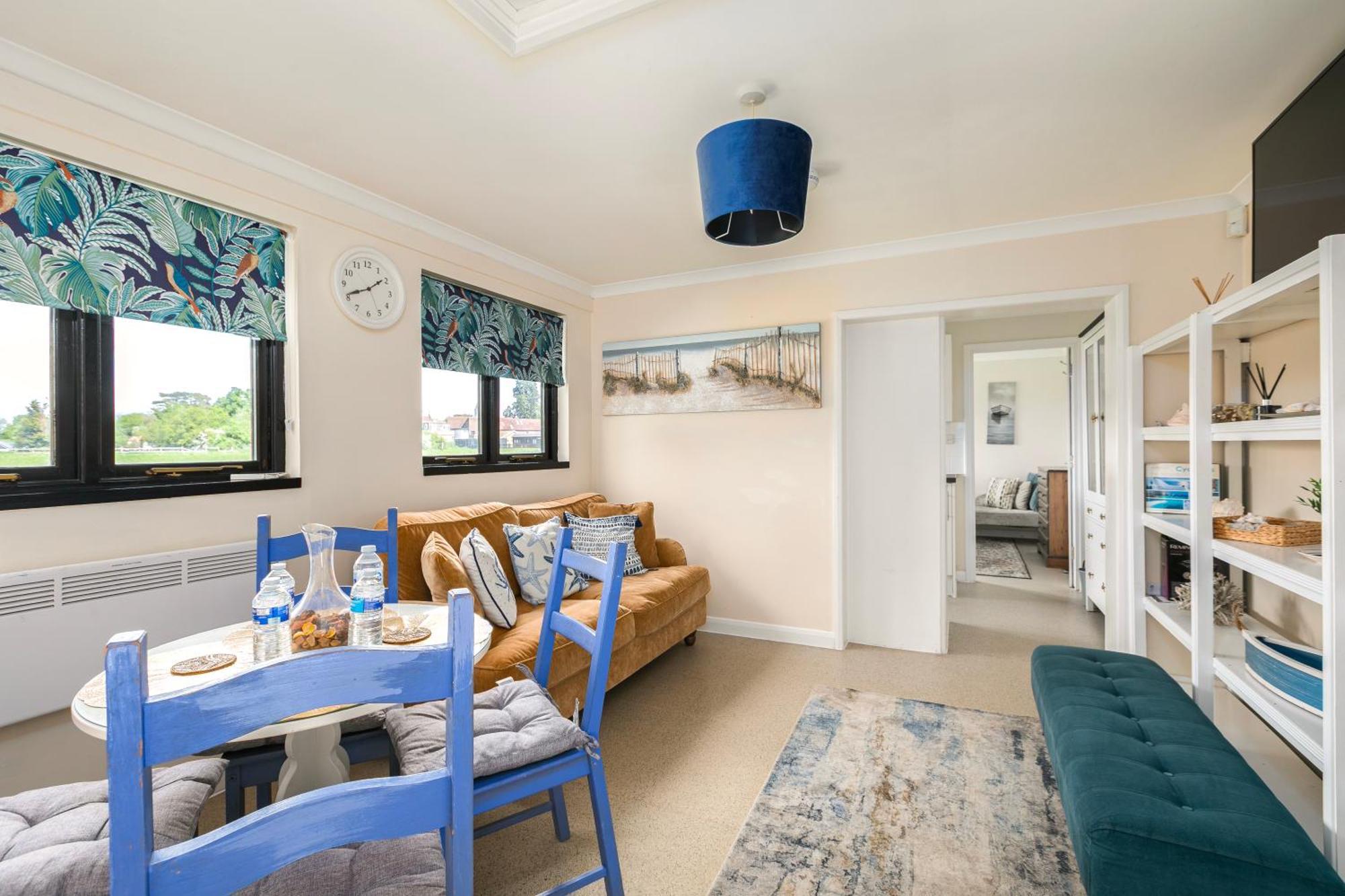 Rural Lodge Stay In Windsor! Hot Tub! Sleeps 20 ブレー エクステリア 写真