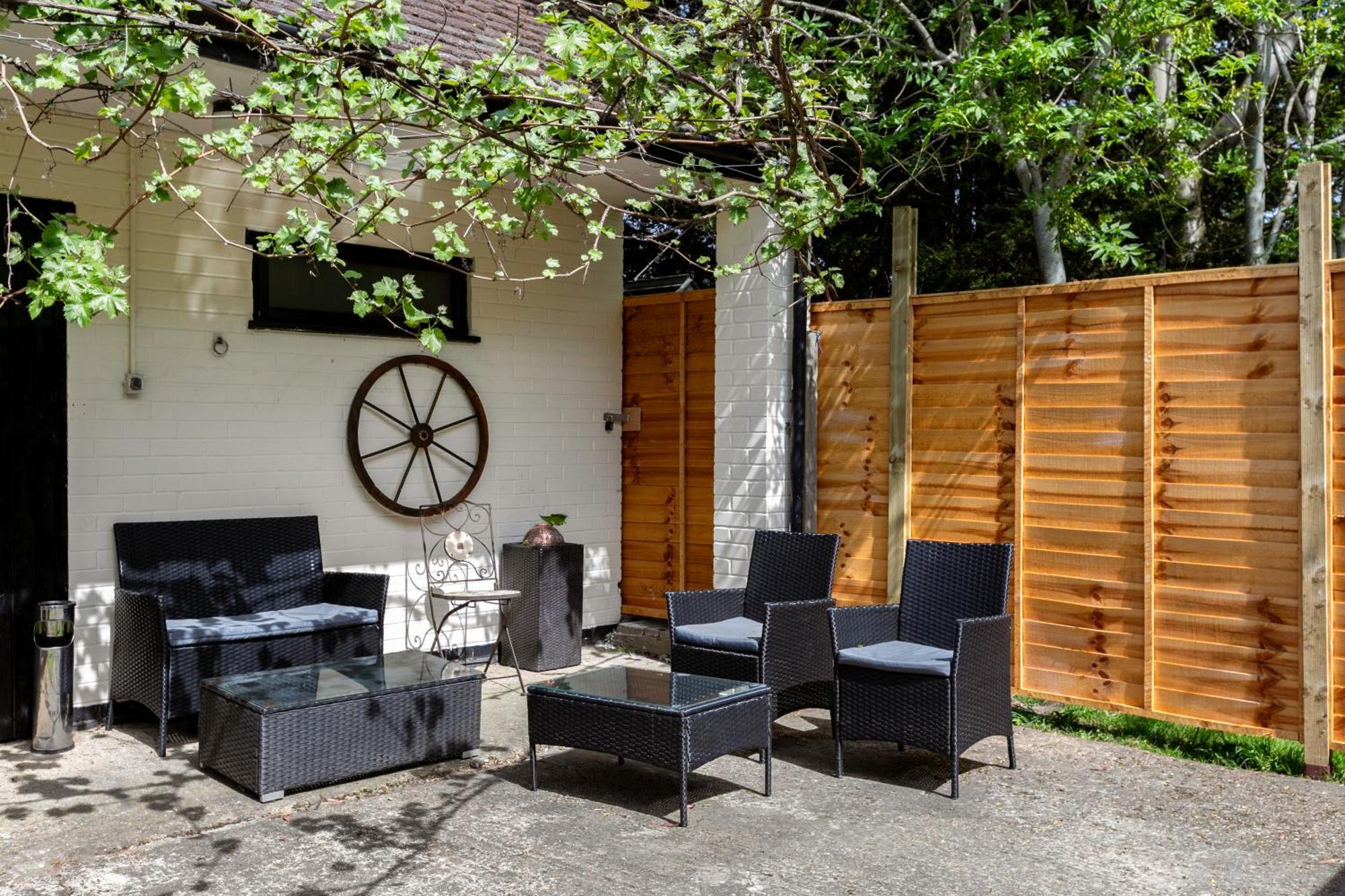 Rural Lodge Stay In Windsor! Hot Tub! Sleeps 20 ブレー エクステリア 写真