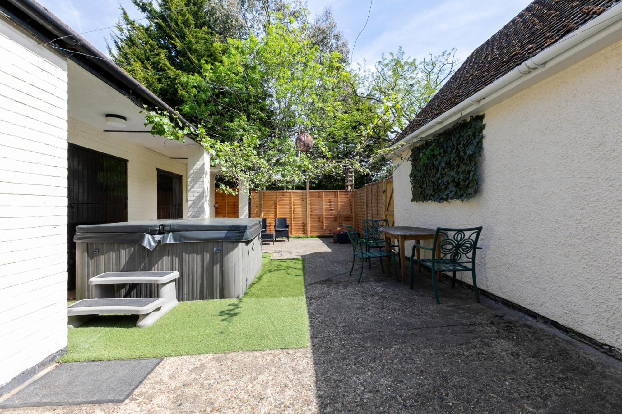 Rural Lodge Stay In Windsor! Hot Tub! Sleeps 20 ブレー エクステリア 写真